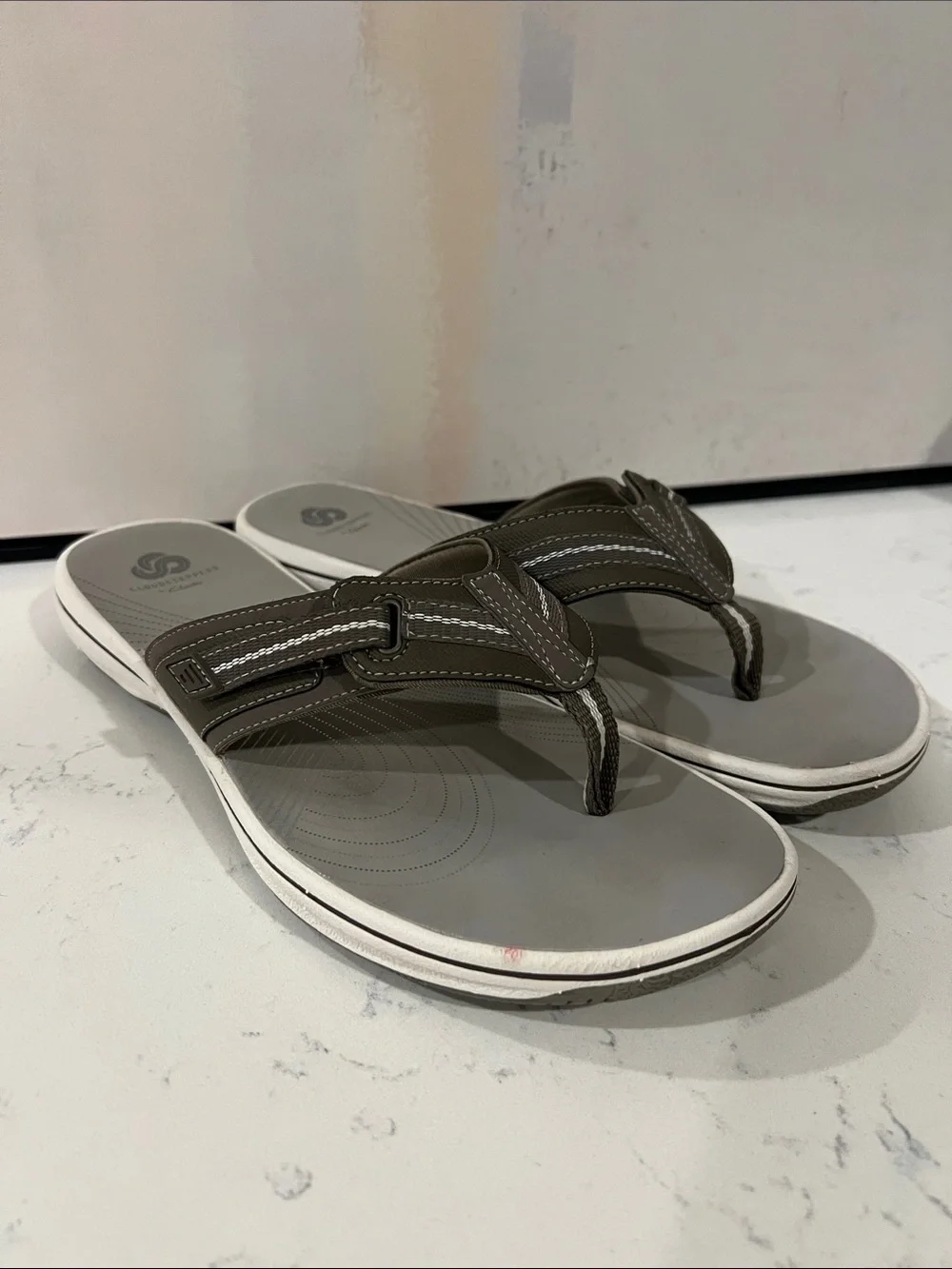 Clarks Cloudstepper flip-flop sandals size 10